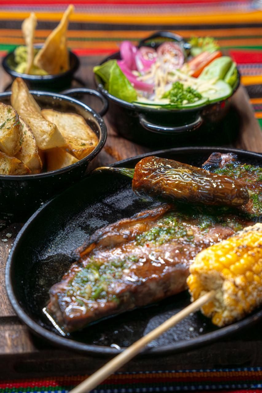 Plato fuerte con carne y acompañamientos