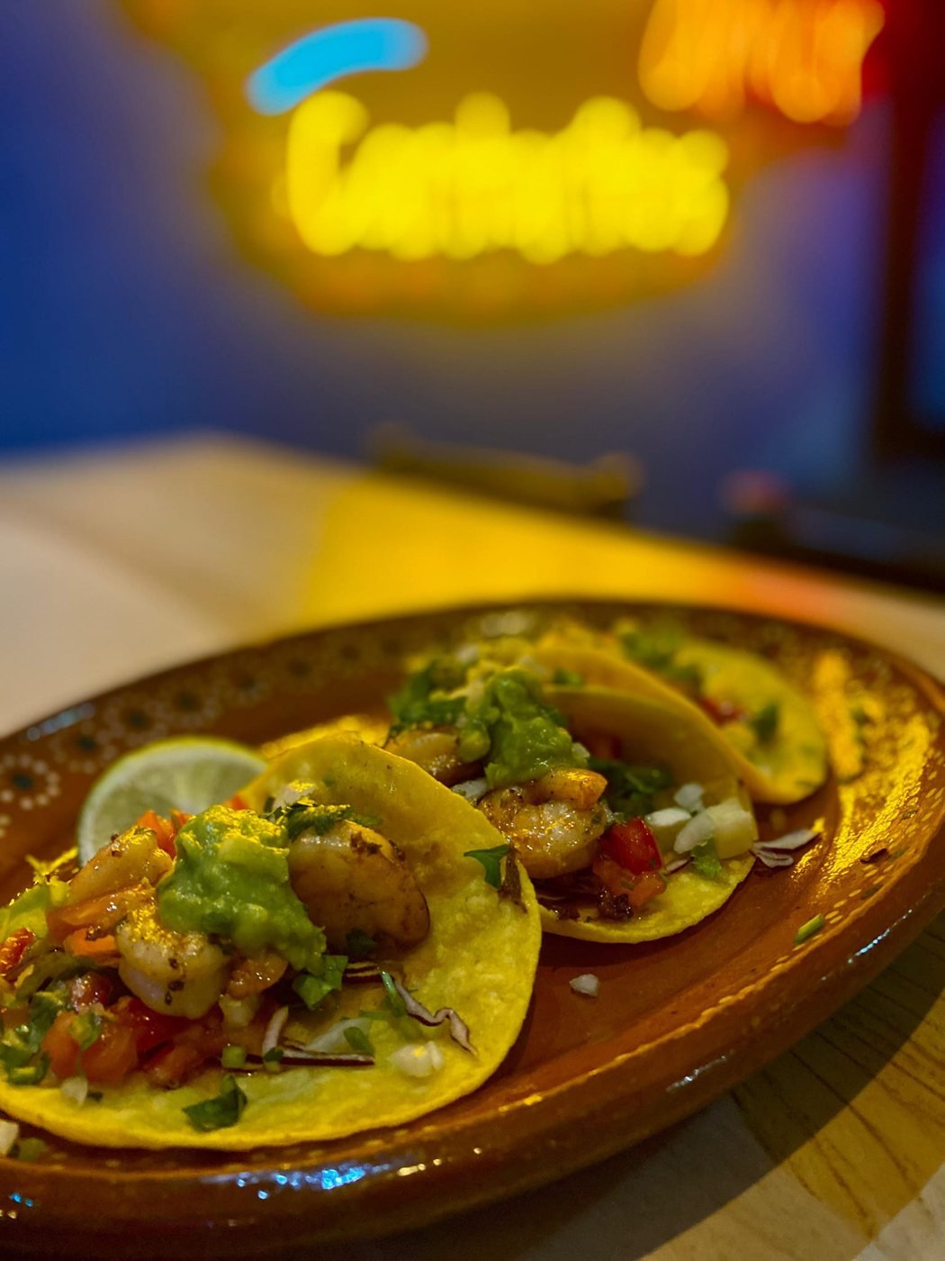 Tacos de camarón con guacamole en Guacamole
